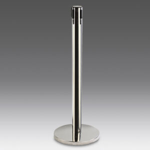 Poste separador de acero inoxidable con cinta negra extensible de 3 metros, acabado brillante y base con contrapeso para espacios profesionales.