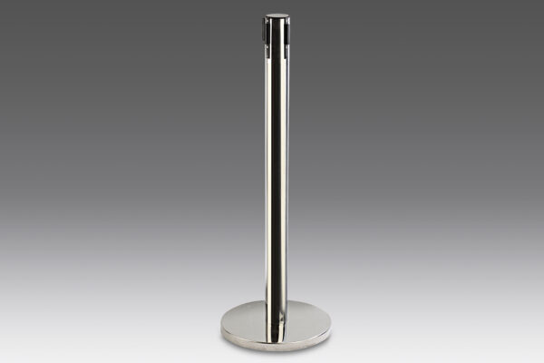 Poste separador de acero inoxidable con cinta negra extensible de 3 metros, acabado brillante y base con contrapeso para espacios profesionales.