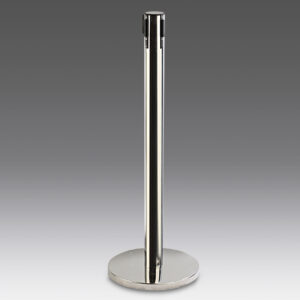 Poste separador de acero inoxidable con cinta negra extensible de 3 metros, acabado brillante y base con contrapeso para espacios profesionales.