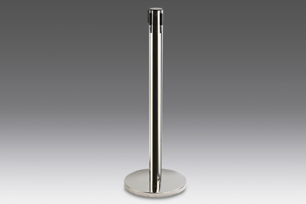 Poste separador de acero inoxidable con cinta negra extensible de 3 metros, acabado brillante y base con contrapeso para espacios profesionales.
