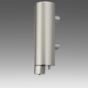 Jabonera redonda de acero inoxidable para instalación en pared con depósito interior plástico. Modelo robusto para espacios de uso intensivo.