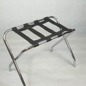 Soporte metálico cromado para maletas con cintas de nylon negras, ideal para habitaciones de hotel