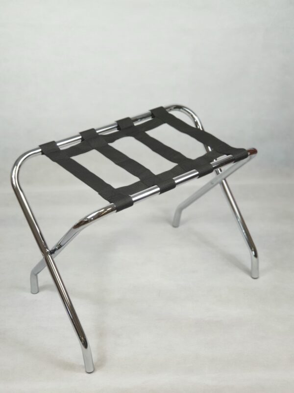 Soporte metálico cromado para maletas con cintas de nylon negras, ideal para habitaciones de hotel