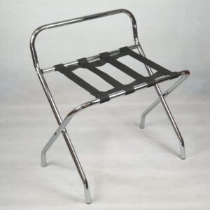 Soporte metálico cromado con respaldo y cintas de nylon negras, ideal para maletas en habitaciones de hotel