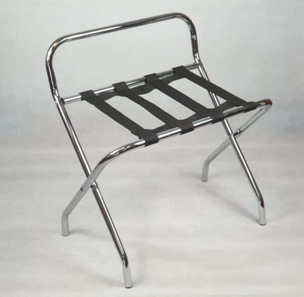Soporte metálico cromado con respaldo y cintas de nylon negras, ideal para maletas en habitaciones de hotel