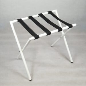 Soporte para maletas lacado en color con diseño en inglete y cintas de nylon negras, ideal para habitaciones de hotel