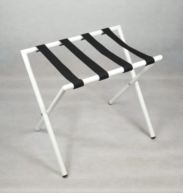 Soporte para maletas lacado en color con diseño en inglete y cintas de nylon negras, ideal para habitaciones de hotel