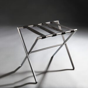 Soporte para maletas cromado con esquinas en ángulo recto y cintas de nylon negras, ideal para uso hotelero