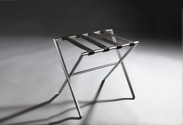 Soporte para maletas cromado con esquinas en ángulo recto y cintas de nylon negras, ideal para uso hotelero