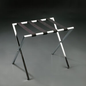Soporte cromado para maletas con estructura de tubo cuadrado y cintas negras, ideal para habitaciones de hotel