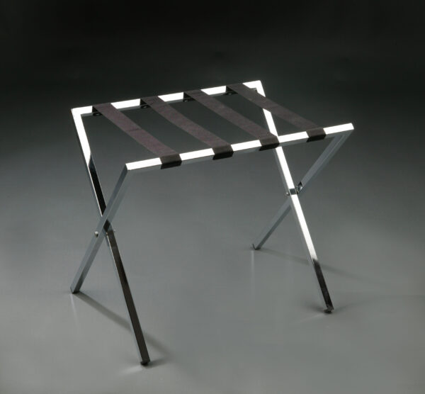 Soporte cromado para maletas con estructura de tubo cuadrado y cintas negras, ideal para habitaciones de hotel