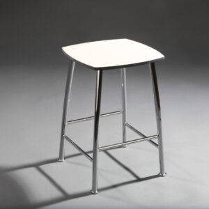 Taburete de baño con estructura cromada y asiento blanco para hoteles
