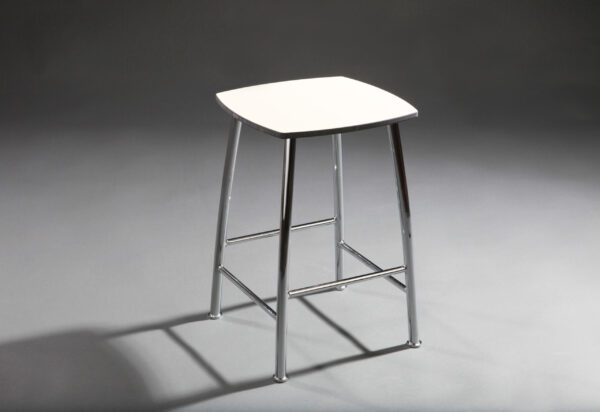 Taburete de baño con estructura cromada y asiento blanco para hoteles