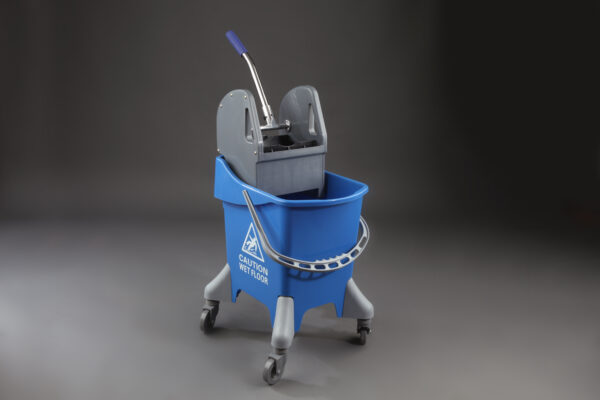 Cubo monoseno azul con prensa y ruedas para limpieza profesional
